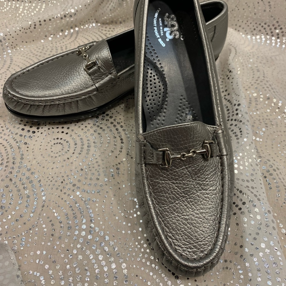Nwot Silver Metallic Loafers - image 1